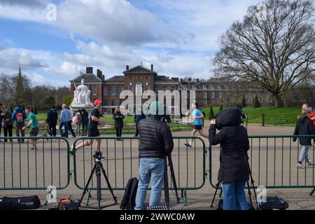 Londra, Regno Unito. 23 marzo 2024. I media si riuniscono fuori Kensington Palace in seguito all'annuncio che a Caterina, Principessa del Galles, è stato diagnosticato un cancro. Crediti: Vuk Valcic/Alamy Live News Foto Stock