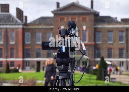 Londra, Regno Unito. 23 marzo 2024. I media si riuniscono fuori Kensington Palace in seguito all'annuncio che a Caterina, Principessa del Galles, è stato diagnosticato un cancro. Crediti: Vuk Valcic/Alamy Live News Foto Stock