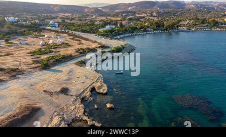 Una vista aerea di Governor's Beach, Cipro, in una giornata di sole Foto Stock