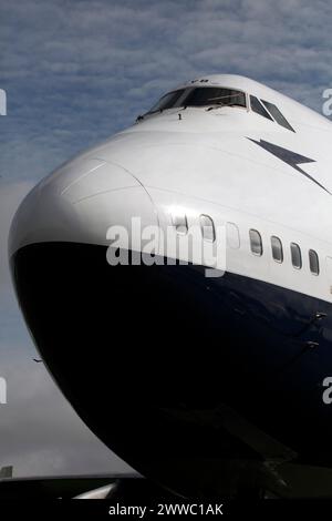 Davanti al Boeing 747 Negus, esposizione statica all'aeroporto di Cotswold, EGBP. G-CIVB. Sir Arthur Negus. Segni storici della livrea BOAC. Foto Stock