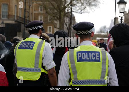 Londra, Regno Unito. 23 MARZO 2024. Le persone si sono riunite fuori Downing Street per ascoltare discorsi e protestare per il recupero dei valori britannici. Alamy Live News / Aubrey Fagon crediti: Aubrey Fagon/Alamy Live News crediti: Aubrey Fagon/Alamy Live News Foto Stock