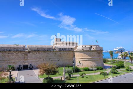 Paesaggio urbano di Civitavecchia, Italia: Veduta del forte Michelangelo. Foto Stock