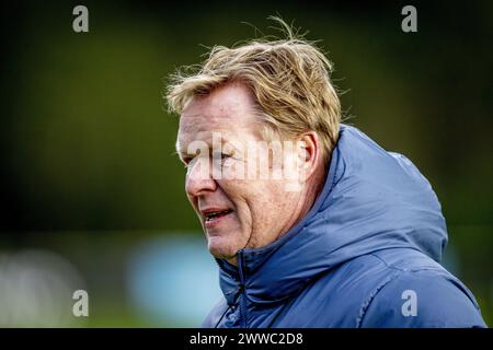 ZEIST - allenatore nazionale Ronald Koeman durante una sessione di allenamento della nazionale olandese presso il KNVB Campus il 23 marzo 2024 a Zeist, nei Paesi Bassi, in vista della partita di allenamento contro la Germania. ANP ROBIN UTRECHT netherlands Out - belgio Out Foto Stock