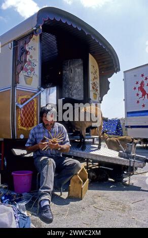 Gypsy Pilgrimage: Produzione artigianale di cesti di vimini. Les Saintes-Maries-de-la-Mer, Provenza, Francia Foto Stock