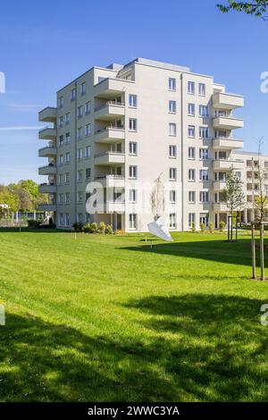 Moderni edifici di appartamenti e giardino sotto il cielo blu in un'area residenziale Foto Stock