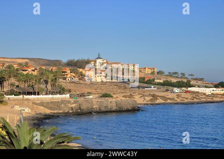 19 novembre 2023 - Costa calma, Fuerteventura in Spagna: Vista sulla spiaggia Costa calma con turisti Foto Stock