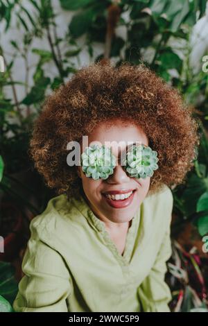 Donna sorridente che indossa occhiali da vista echeveria Foto Stock