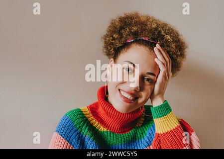 Bella donna sorridente davanti al muro Foto Stock