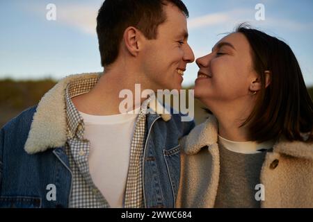 Coppia sorridente e affettuosa in spiaggia Foto Stock