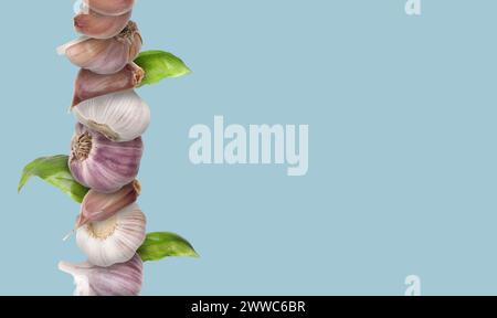 Punte impilate e chiodi di garofano e foglie di basilico su sfondo azzurro, spazio per il testo. Design banner Foto Stock