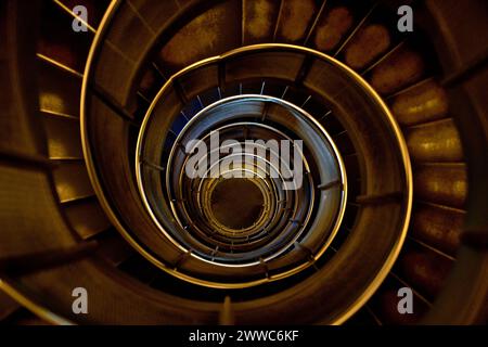 Scalinata a spirale della Torre della città Stadtturm Innsbruck Austria. Si affaccia sulla scala a chiocciola all'interno della storica Torre cittadina o Stadtturm nella città vecchia Foto Stock