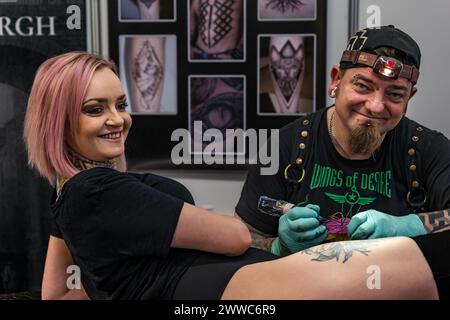 O2 Academy, Edimburgo, Scozia, Regno Unito, 23 marzo 2024. 11° International Scottish Tattoo Convention: L'evento popolare vede i tatuatori riuniti per mostrare la loro arte, con i visitatori che si fanno un nuovo tatuaggio. Crediti: Sally Anderson/Alamy Live News Foto Stock