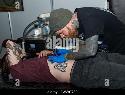 O2 Academy, Edimburgo, Scozia, Regno Unito, 23 marzo 2024. 11° International Scottish Tattoo Convention: L'evento popolare vede i tatuatori riuniti per mostrare la loro arte, con i visitatori che si fanno un nuovo tatuaggio. Crediti: Sally Anderson/Alamy Live News Foto Stock