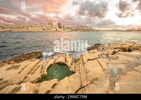 Malta, regione sud-orientale, Sliema, penisola di Tigne Point al crepuscolo nuvoloso Foto Stock