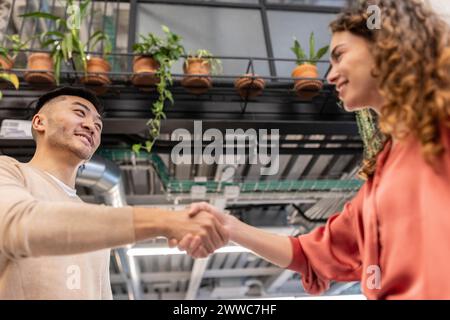 Uomo d'affari che stringe la mano con il collega in ufficio Foto Stock