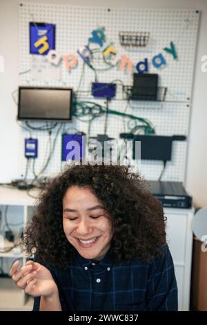 Ingegnere felice con gli occhi chiusi in ufficio Foto Stock