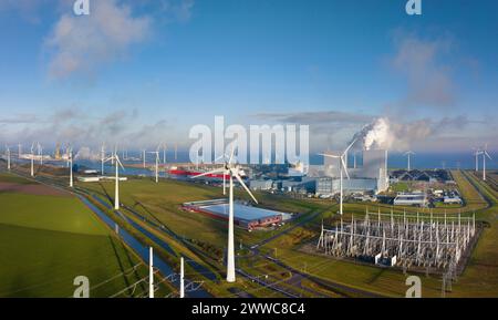 Paesi Bassi, provincia di Groninga, Eemshaven, vista aerea della stazione solare, del parco eolico e della centrale a gas Foto Stock