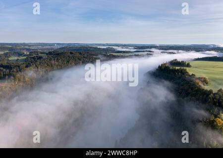 Germania, Baviera, vista aerea del fiume Lech avvolta da una fitta nebbia autunnale Foto Stock