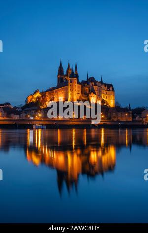 Germania, Sassonia, Meissen, il castello di Albrechtsburg e la cattedrale di Meissen che si riflettono sul fiume Elba al crepuscolo Foto Stock