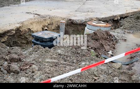 Sostituzione della perdita del tubo dell'acqua, riparazione dello scarico, servizio di emergenza, cantiere edile Foto Stock