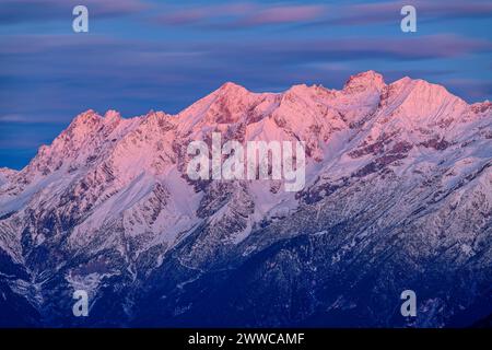 Austria, Tirolo, Alpenglow sulle Alpi Lechtal innevate Foto Stock