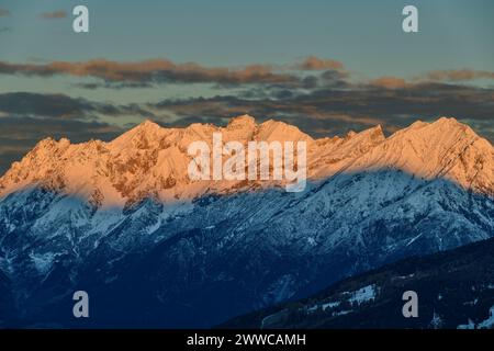 Austria, Tirolo, Alpenglow sulle Alpi Lechtal innevate Foto Stock