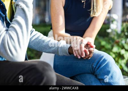 Giovane donna che consola un amico in città Foto Stock