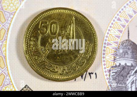 50 Fifty piasters moneta EGP, numero commemorativo, 50 anni sulla Vittoria Giubileo d'oro di ottobre, con soldati sulla barca che tengono la bandiera al centro, ottobre vic Foto Stock