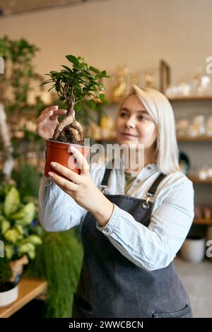 L'impianto di esame del giardiniere in officina Foto Stock