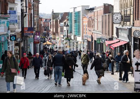 Windsor, Berkshire, Regno Unito. 23 marzo 2024. E' stata una giornata gustosa a Windsor, nel Berkshire, oggi con qualche doccia di grandine. La città era molto affollata di turisti e visitatori. Al momento i riflettori sono puntati su Winsdor, dopo la triste notizia che a Caterina, Principessa di Galles, è stato diagnosticato un cancro. Crediti: Maureen McLean/Alamy Live News Foto Stock