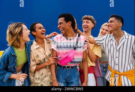 Un gruppo di amici è felice per il giovane e lo incoraggia Foto Stock
