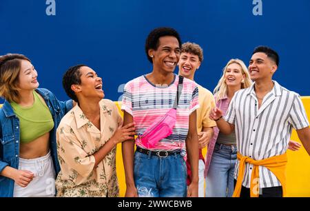 Un gruppo di amici è felice per il giovane e lo incoraggia Foto Stock