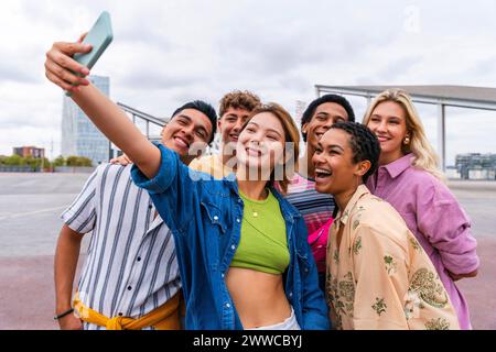 Giovani urbani che si fanno selfie divertendosi insieme Foto Stock
