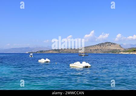 19 settembre 2023 - Ksamil in Albania: Le persone godono della vita in spiaggia durante una giornata di sole Foto Stock