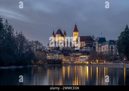Svizzera, Cantone di Berna, Thun, Lago con Castello di Thun sullo sfondo Foto Stock