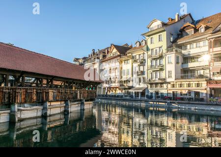 Svizzera, Cantone di Berna, Thun, ponte Untere Schleuse sul fiume Aare Foto Stock