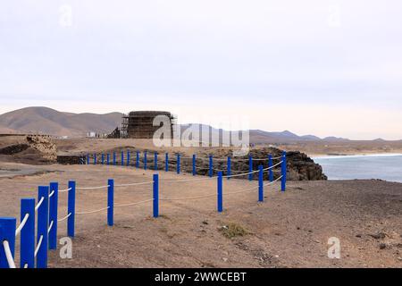 El Cotillo, Fuerteventura, Isole Canarie, Spagna - 21 novembre 2023: La vecchia torre (toston) è in costruzione in una giornata nuvolosa Foto Stock