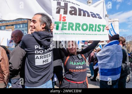 Camden, Londra, Regno Unito. 23 marzo 2024. In occasione di una contro-protesta formale, un collettivo di residenti britannici preoccupati e cittadini di tutte le fedi, uniti contro il crescente odio per le strade di Londra, l’iraniano con sede a Londra, Niyak Ghorbani, indossa una felpa con cappuccio “non arrestarmi”, poiché è stato recentemente arrestato dalla polizia metropolitana mentre era stato aggredito per aver portato con sé un cartello "Hamas è terrorista” in occasione di una marcia pro Palestina. Foto di Amanda Rose/Alamy Live News Foto Stock