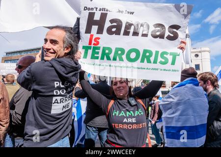 Camden, Londra, Regno Unito. 23 marzo 2024. In occasione di una contro-protesta formale, un collettivo di residenti britannici preoccupati e cittadini di tutte le fedi, uniti contro il crescente odio per le strade di Londra, l’iraniano con sede a Londra, Niyak Ghorbani, indossa una felpa con cappuccio “non arrestarmi”, poiché è stato recentemente arrestato dalla polizia metropolitana mentre era stato aggredito per aver portato con sé un cartello "Hamas è terrorista” in occasione di una marcia pro Palestina. Foto di Amanda Rose/Alamy Live News Foto Stock