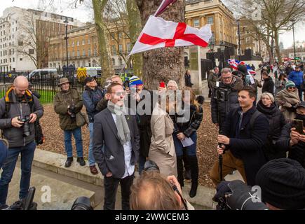 Londra, Inghilterra, Regno Unito. 23 marzo 2024. L'attore LAURENCE FOX e la fidanzata ELIZABETH ''˜LIZ' PARKER sono visti a Turning Point UK Protestation ''˜per difendere gli estremisti dei valori britannici' a Whitehall. (Credit Image: © Tayfun Salci/ZUMA Press Wire) SOLO PER USO EDITORIALE! Non per USO commerciale! Crediti: ZUMA Press, Inc./Alamy Live News Foto Stock