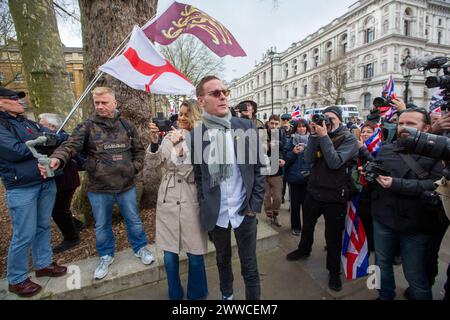 Londra, Inghilterra, Regno Unito. 23 marzo 2024. L'attore LAURENCE FOX e la fidanzata ELIZABETH ''˜LIZ' PARKER sono visti a Turning Point UK Protestation ''˜per difendere gli estremisti dei valori britannici' a Whitehall. (Credit Image: © Tayfun Salci/ZUMA Press Wire) SOLO PER USO EDITORIALE! Non per USO commerciale! Crediti: ZUMA Press, Inc./Alamy Live News Foto Stock