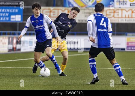 Heemskerk, Paesi Bassi. 23 marzo 2024. HEEMSKERK - 23-03-2024, Sportpark de Vlotter. Betnation Divisie. Dutch Tweede divisie, stagione 2023-2024. Durante la partita ADO 20 - Excelsior Maassluis. ADOÕ20 giocatore Maurizio Brenna vs Excelsior Maassluis giocatore Jeroen Haars Credit: Pro Shots/Alamy Live News Foto Stock