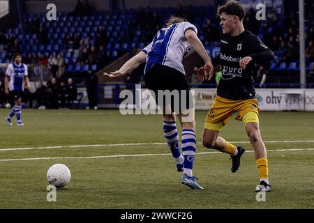 Heemskerk, Paesi Bassi. 23 marzo 2024. HEEMSKERK - 23-03-2024, Sportpark de Vlotter. Betnation Divisie. Dutch Tweede divisie, stagione 2023-2024. Durante la partita ADO 20 - Excelsior Maassluis.ADOÕ20 giocatore Sem Kroon vs Excelsior Maassluis giocatore Bram Wennekers credito: Pro tiri/Alamy Live News Foto Stock