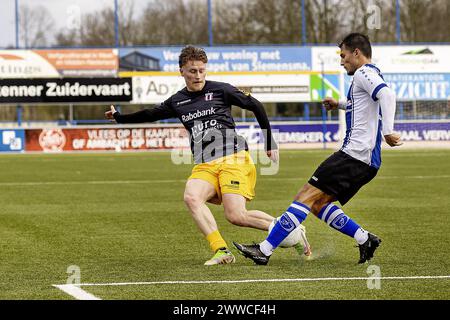 Heemskerk, Paesi Bassi. 23 marzo 2024. HEEMSKERK - 23-03-2024, Sportpark de Vlotter. Betnation Divisie. Dutch Tweede divisie, stagione 2023-2024. Durante la partita ADO 20 - Excelsior Maassluis. ADOÕ20 giocatore Yaro Hirasingh vs Excelsior Maassluis giocatore Vincent Schippers crediti: Pro Shots/Alamy Live News Foto Stock