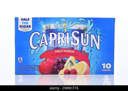 IRIVNE, CALIFORNIA - 21 Mar 2024: Una scatola di bustine per bevande Capri Sun Fruit Punch. Foto Stock