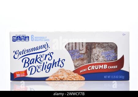 IRIVNE, CALIFORNIA - 21 Mar 2024: Una scatola di Entenmanns mini Crumb cakes. Foto Stock