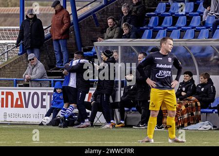 Heemskerk, Paesi Bassi. 23 marzo 2024. HEEMSKERK - 23-03-2024, Sportpark de Vlotter. Betnation Divisie. Dutch Tweede divisie, stagione 2023-2024. Durante la partita ADO 20 - Excelsior Maassluis. Il giocatore di ADOÕ20 Joey van Esveld festeggia dopo aver segnato 1-0 con il giocatore di ADOÕ20 Dylan George Credit: Pro Shots/Alamy Live News Foto Stock