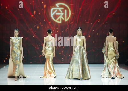 Pechino, Cina. 23 marzo 2024. Models presenta le creazioni di Loolayy durante la China Fashion Week A/W 2024 a Pechino, capitale della Cina, 23 marzo 2024. La China Fashion Week A/W 2024 ha preso il via sabato qui, e durerà fino al 31 marzo. Crediti: CAI Yang/Xinhua/Alamy Live News Foto Stock