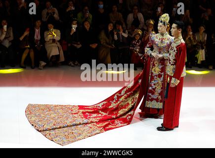 Pechino, Cina. 23 marzo 2024. Models presenta le creazioni di Loolayy durante la China Fashion Week A/W 2024 a Pechino, capitale della Cina, 23 marzo 2024. La China Fashion Week A/W 2024 ha preso il via sabato qui, e durerà fino al 31 marzo. Crediti: Wang Lili/Xinhua/Alamy Live News Foto Stock