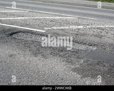 Grande buca in una strada principale. Foto Stock
